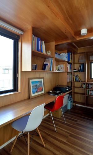 大きな机を本棚のあるスタディコーナー