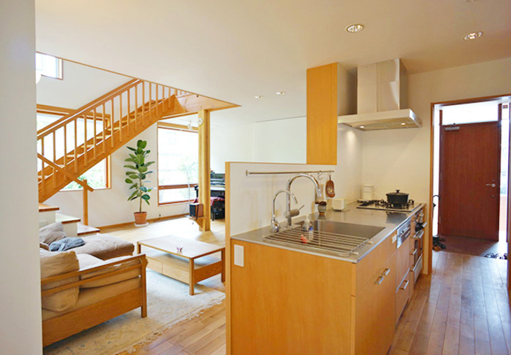 回遊動線を持つセミオープンのキッチン