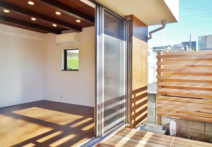 リビングとウッドデッキ