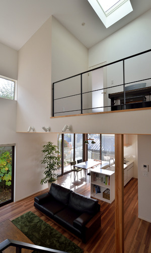 トップライトのあるリビングの吹き抜け