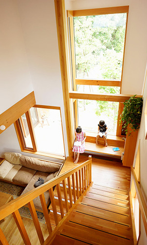 吹き抜けに面した、読書コーナーを持つ階段