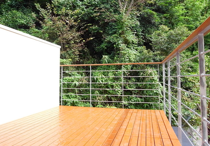 裏山を望む２階のテラス