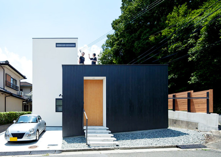 小さな中庭と大きな縁側の家