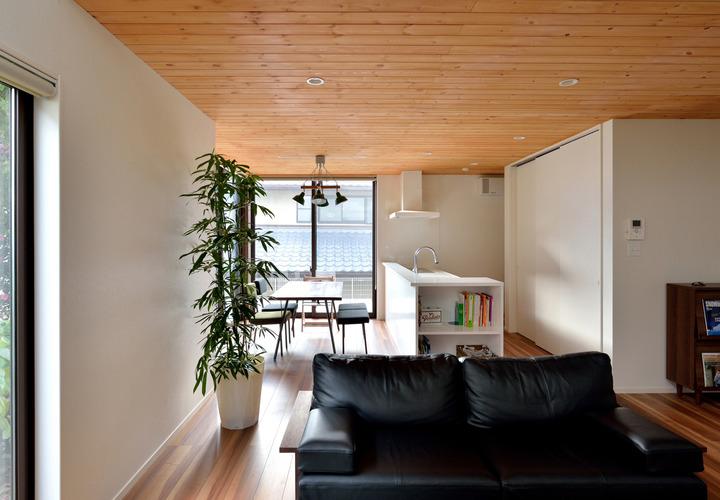 ウッドデッキとつながるダイニング