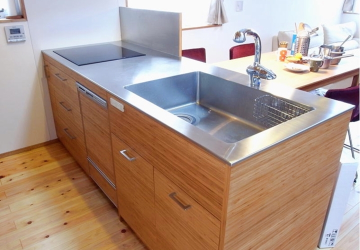 オーダーのコンパクトなキッチン