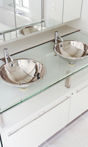 洗練されたデザインの洗面台