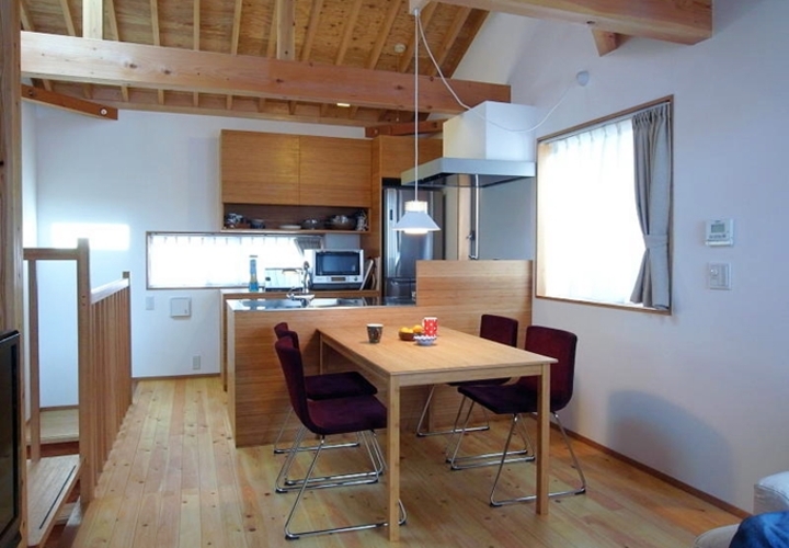 リビングから、ダイニング、キッチンを見る