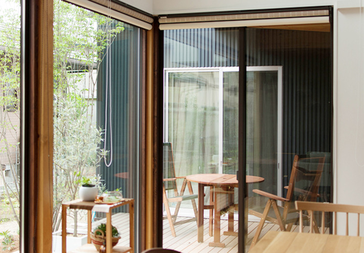 屋根のある木漏れ日テラス