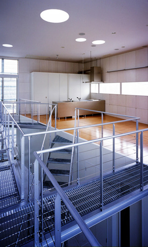 吹き抜けに面した2階リビング