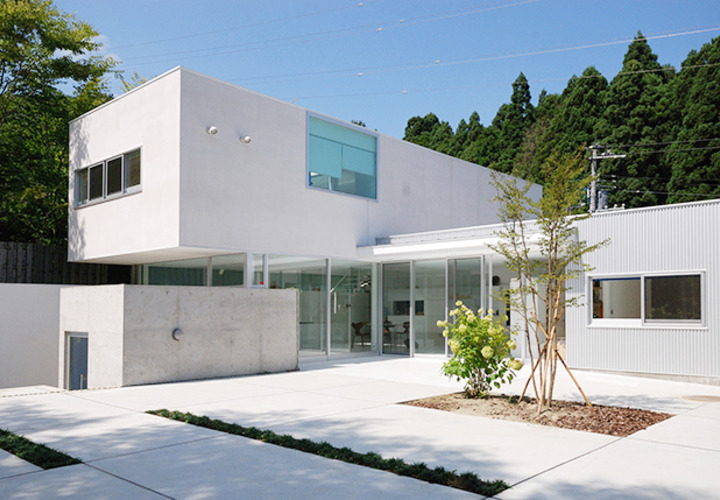 ブロックを浮かせたようなダイナミックな外観