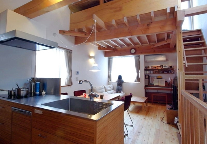 キッチンからダイニング、リビングを見る