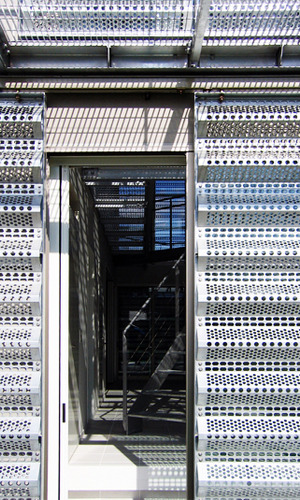 鋼雨戸雨戸と鉄骨バルコニーの詳細