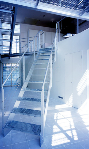 グレーチングのブリッジが架かる1Fホール空間