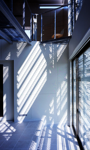 雨戸が造る光の模様