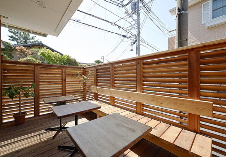 外からの目線を気にせずくつろげるオープンエアーな客席