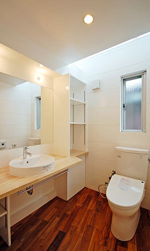 トップライトより朝日が差し込むサニタリー