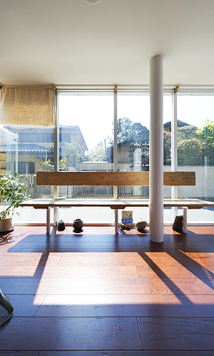 光差し込む待合