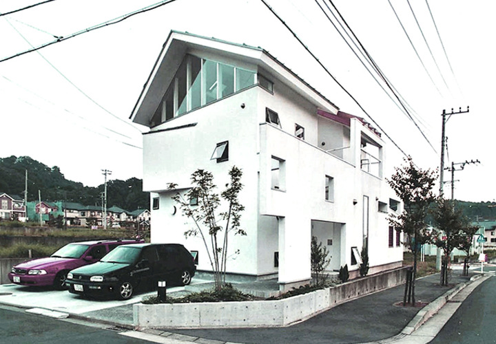 白い外壁に切り妻屋根が印象的