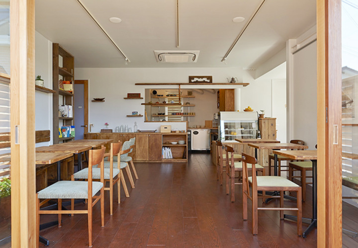 デッキ部の客席から店内を望む