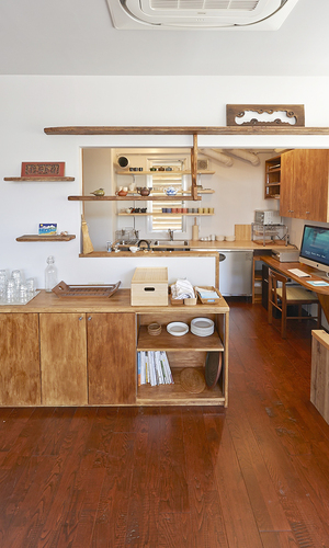 白壁に木の素材で作ったカウンター