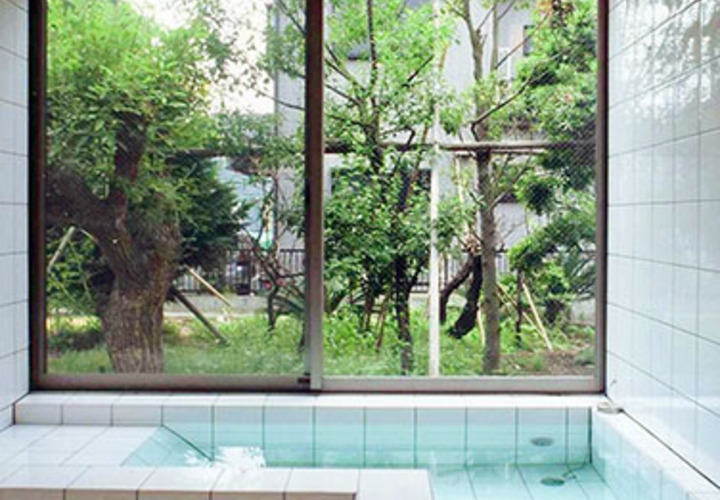 家族全員で入れるゆったりとした作り付け浴槽