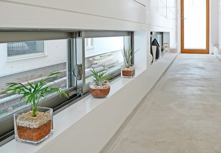 コンクリート土間の通路と風を呼び込む地窓