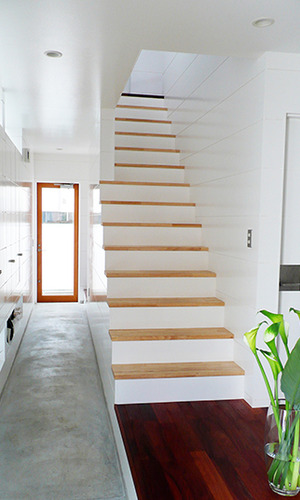 玄関から裏口まで土間で繋がる