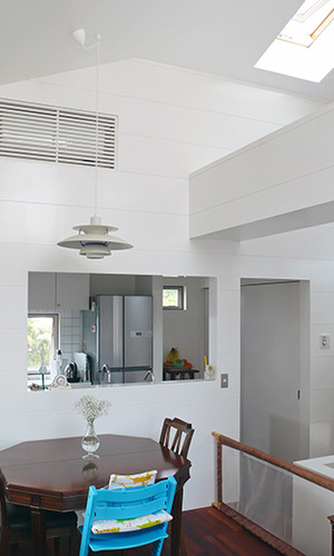 トップライトや高い天井により空間を大きく感じる