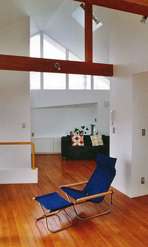 白い壁と木の梁があるのびのびとした空間