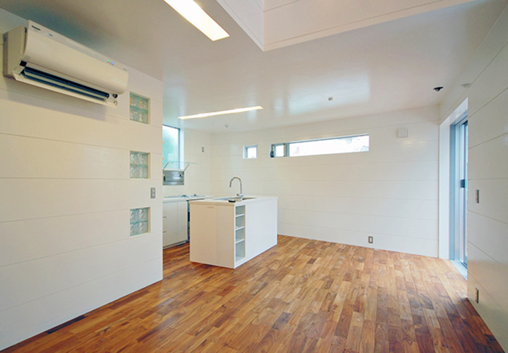 アイランドキッチンを中心に家族が集うLDK