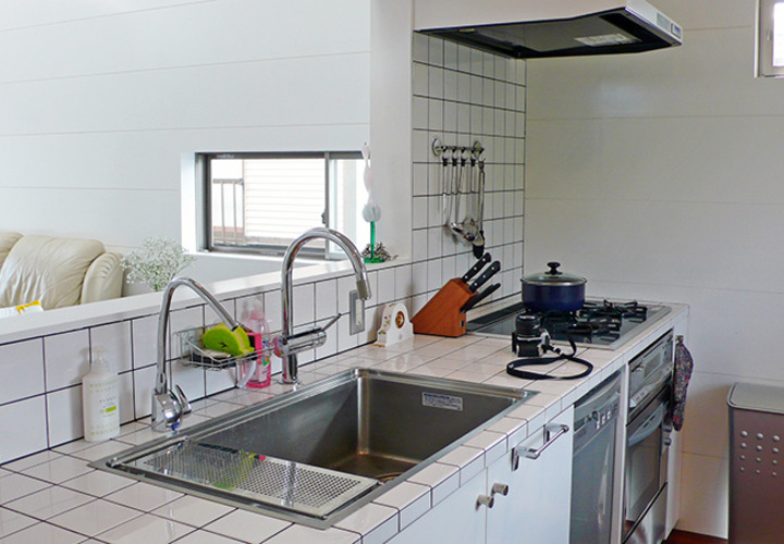 必要なものだけがあるシンプルでローコストな大工造作キッチン