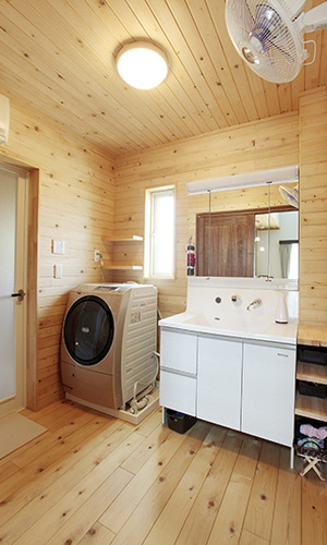 壁に青森ヒバを使った洗面所