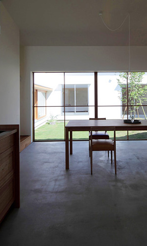 台所より中庭を望む