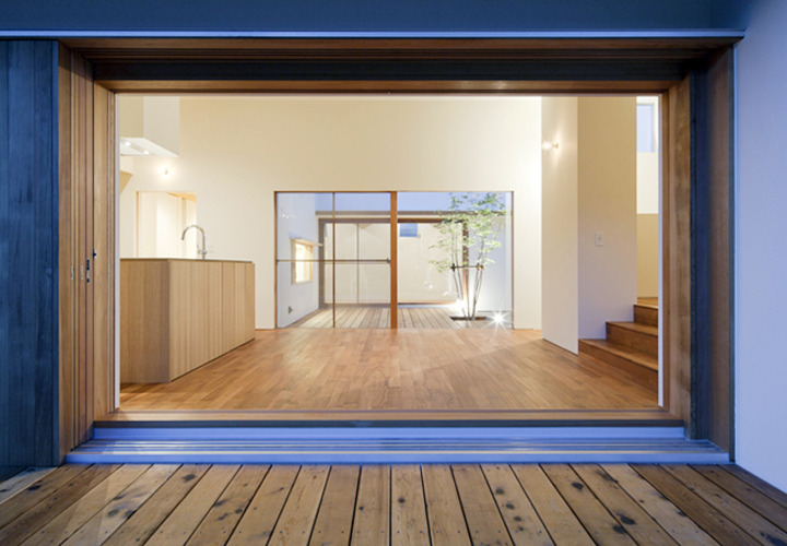 道路より中庭を望む