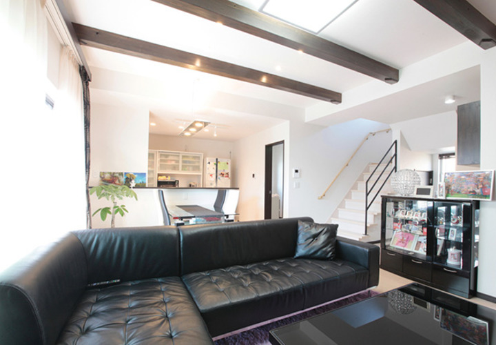 家族が集まる広々リビング