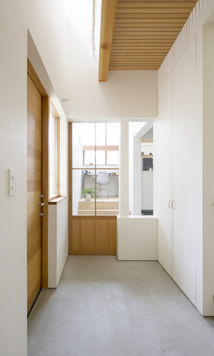 玄関より書斎を眺める