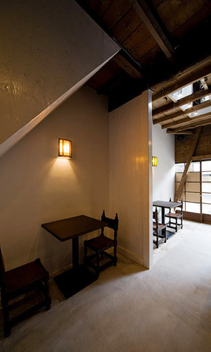 築90年の木造物件を喫茶店に　照明器具などもアンティーク品を利用