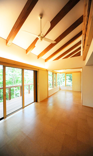 天井の高いリビング