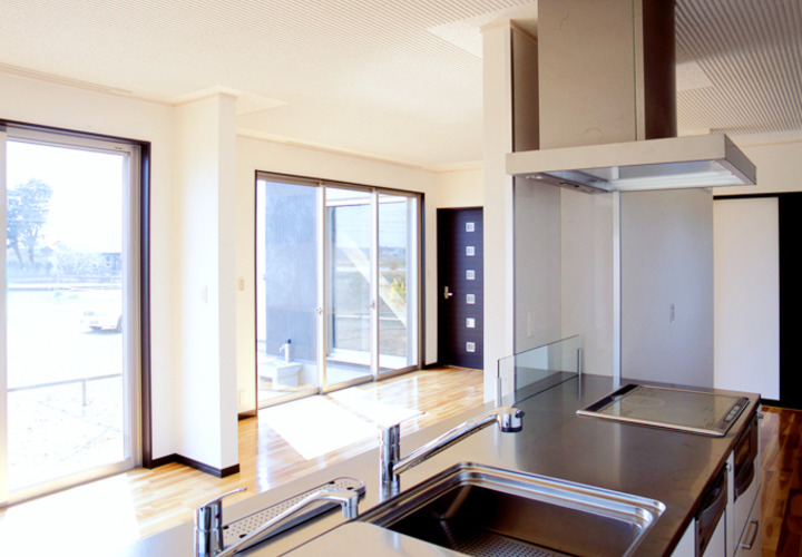 既製品を活用したオープンキッチン