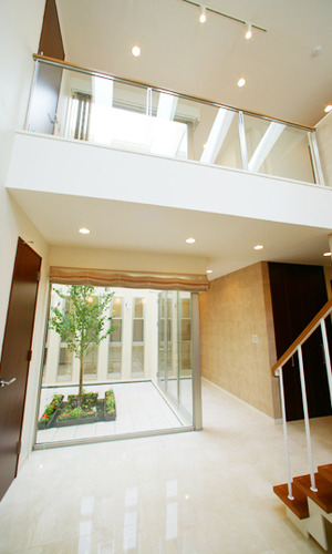 中庭とブリッジ