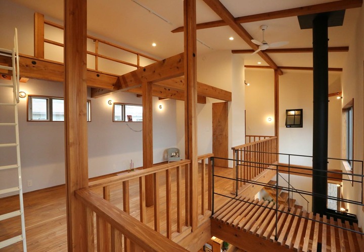 吹き抜けに面する２階部分