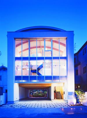 美しいフォルムのガレージハウス