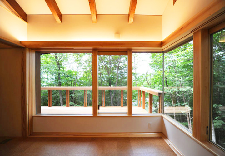 外部と一体化する窓