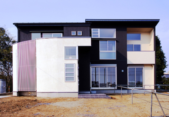 白と黒のモダンな外観