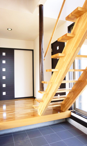 和モダンな玄関に合わせた木階段