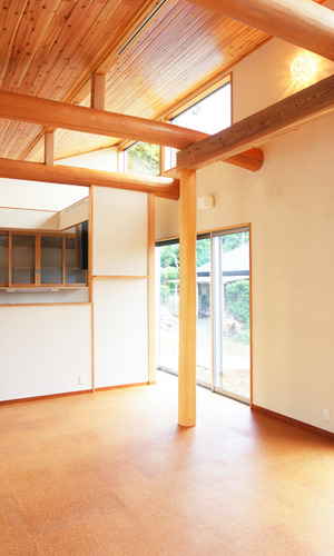 杉板天井と丸太梁