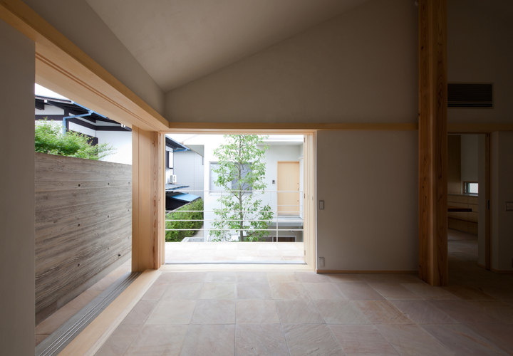 リビングから中庭を見ています