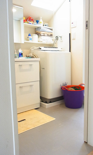 陽射し差し込む　2階洗面室