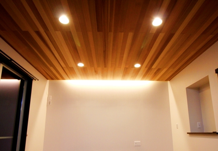 米杉板張りのリビング空間