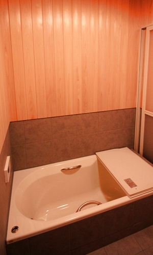 ご主人様こだわりのヒノキ風呂